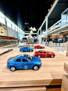 Samochodziki w nowym salonie BMW w Katowicach