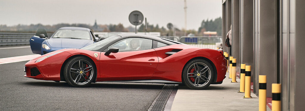Poprowadż Ferrari po torze